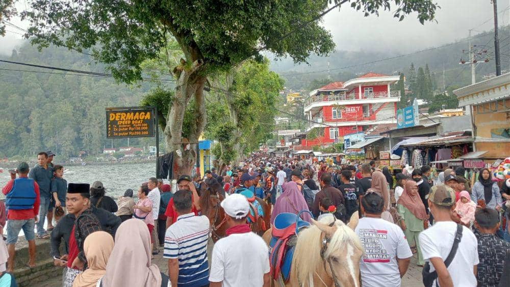 Ribuan wisatwan padati lokasi wisata Telaga Sarangan di Magetan. IDN Times/ Riyanto