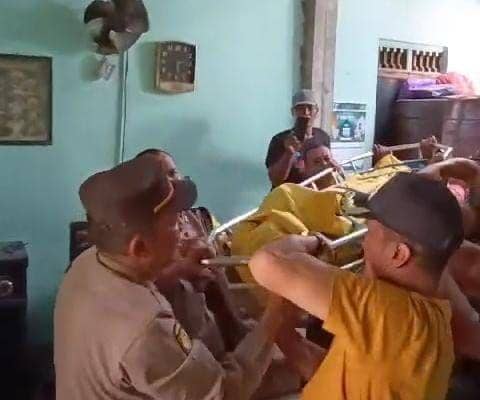 Korban diturunkan dari plapon dengan dibantu PLN dan BPBD Madiun. IDN Times/ Istimewa