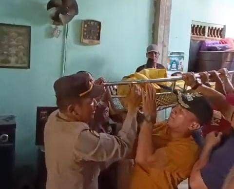 Korban diturunkan dari plapon dengan dibantu PLN dan BPBD Madiun. IDN Times/ Istimewa