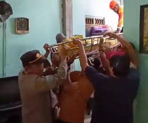 Korban diturunkan dari plapon dengan dibantu PLN dan BPBD Madiun. IDN Times/ Istimewa