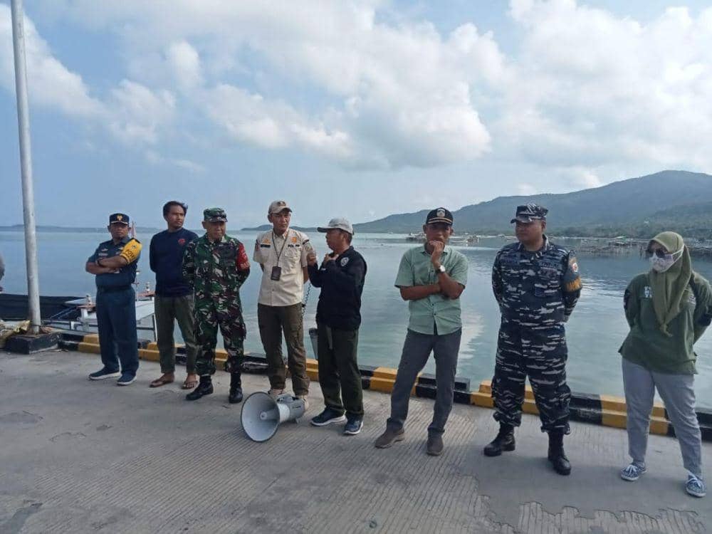 Pihak Balai Taman Nasional Karimunjawa bersama Polair, Lanal dan kepolisian saat memantau pergerakan wisatawan selama liburan panjang di Karimunjawa. (IDN Times/Fariz Fardianto)