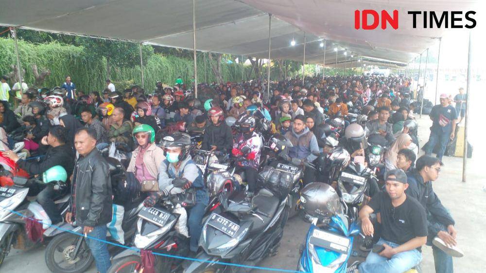 Arus balik pemudik sepeda motor terpantau sedang antre untuk masuk ke Dermaga 3 Pelabuhan Bakauheni Lampung Selatan, Sabtu (13/4/2024) sore. (IDN Times/Martin L Tobing)