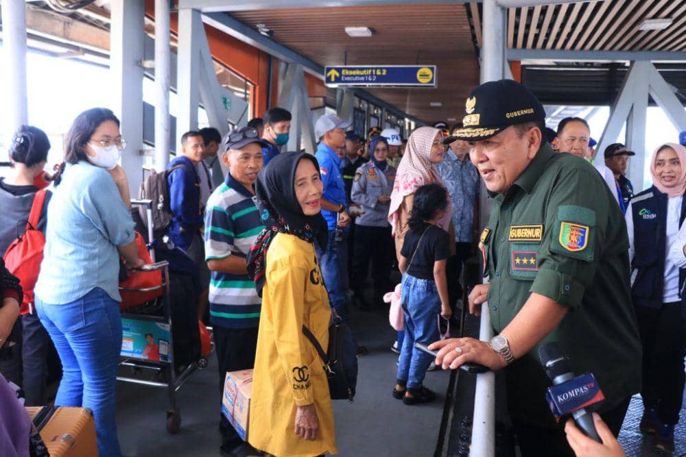Gubernur Lampung Arinal Djunaidi meninjau Pelabuhan Bakauheni Lampung Selatan, Sabtu (13/4/2024).