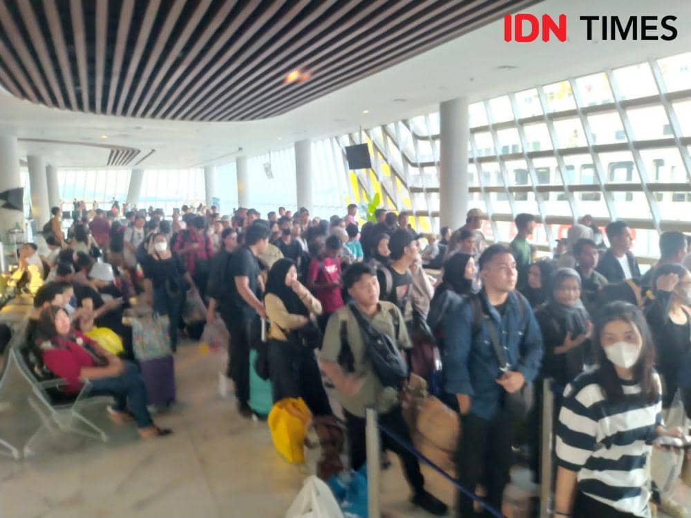 Suasana arus balik di Pelabuhan Bakauheni Lampung Selatan, Sabtu (13/4/2024) sore. (IDN Times/Martin L Tobing).