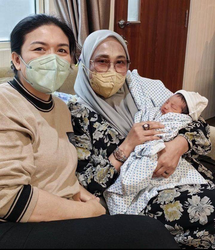 Debby Pramestya melahirkan (Instagram.com/dewibamsoet)
