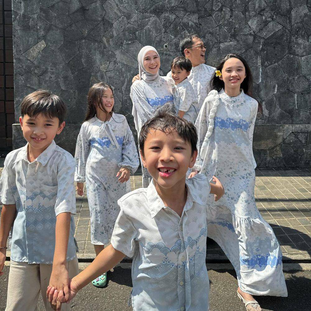 Potret kompak keluarga Zaskia Adya Mecca kenakan nuansa putih kala lebaran (Instagram.com/zaskiadyamecca)