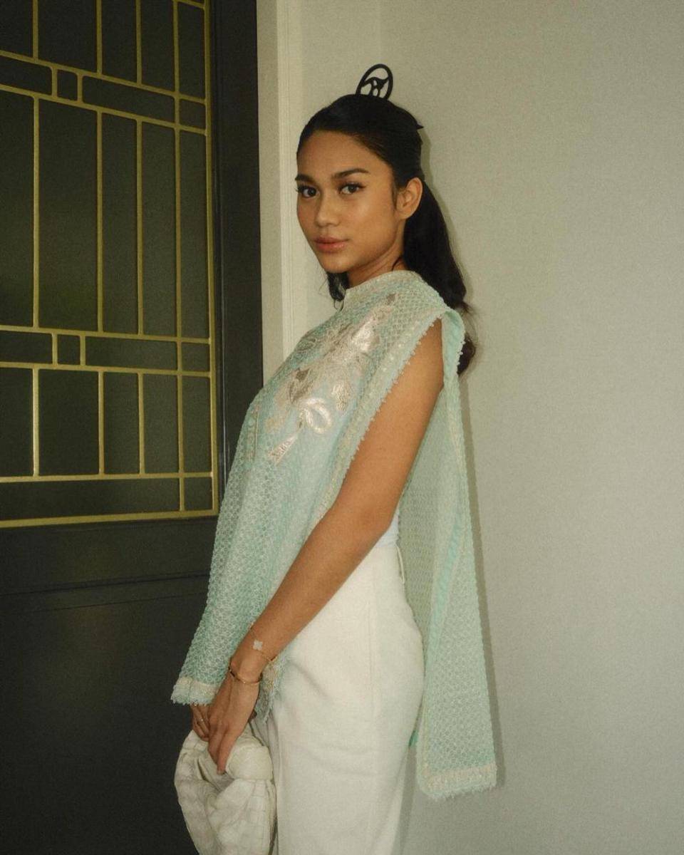 Potret manis Azizah kenakan outfit nuansa putih (Instagram.com/azizahsalsha_)