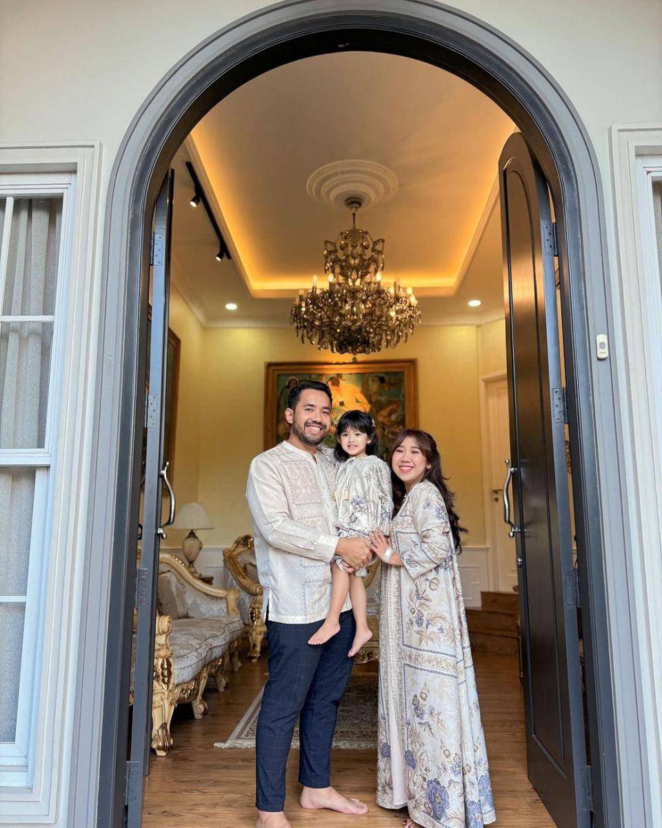 Momen lebaran Kiky Saputri bersama suami dan keponakannya (Instagram.com/kikysaputrii)