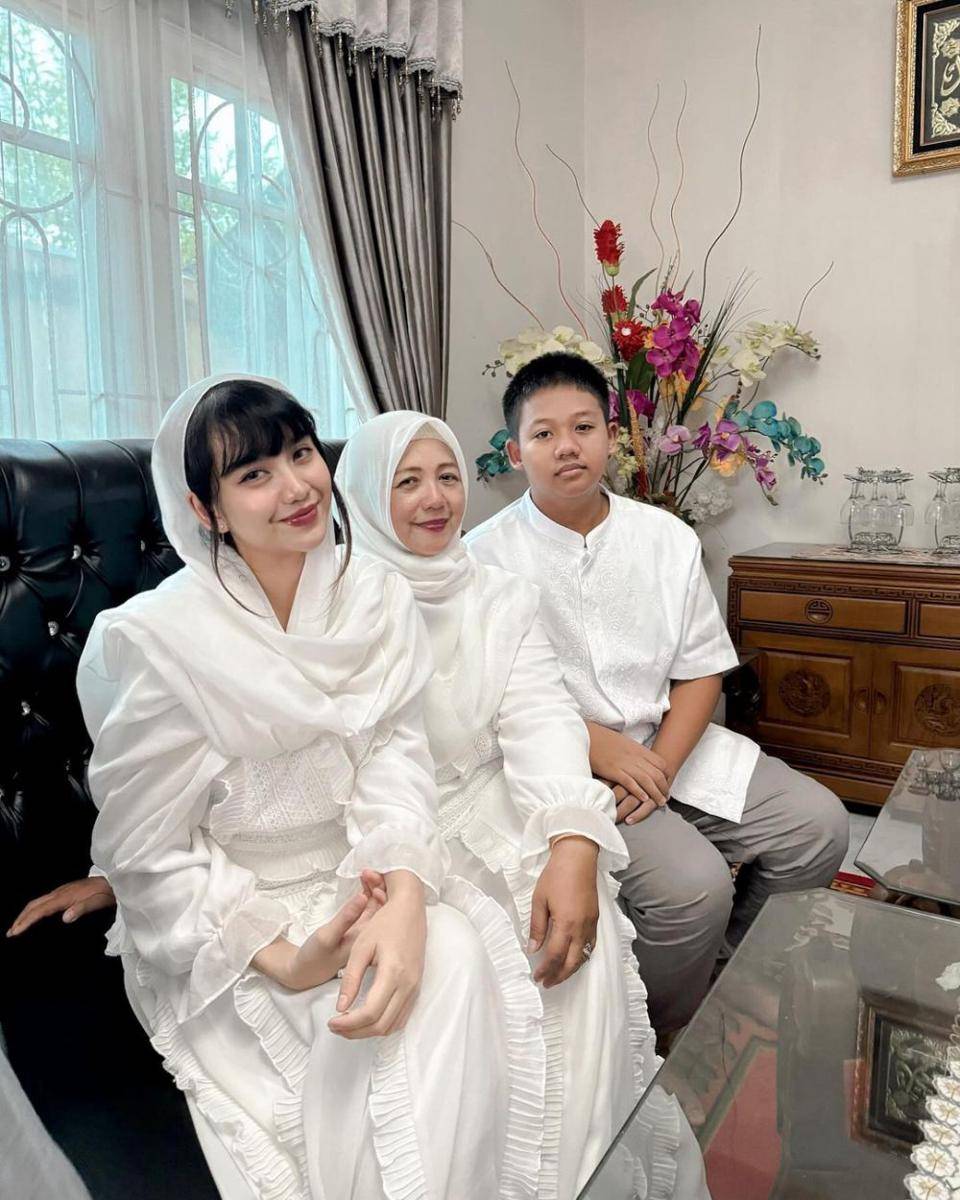 Potret manis keluarga Ghea nuansa putih (Instagram.com/gheaindrawari)