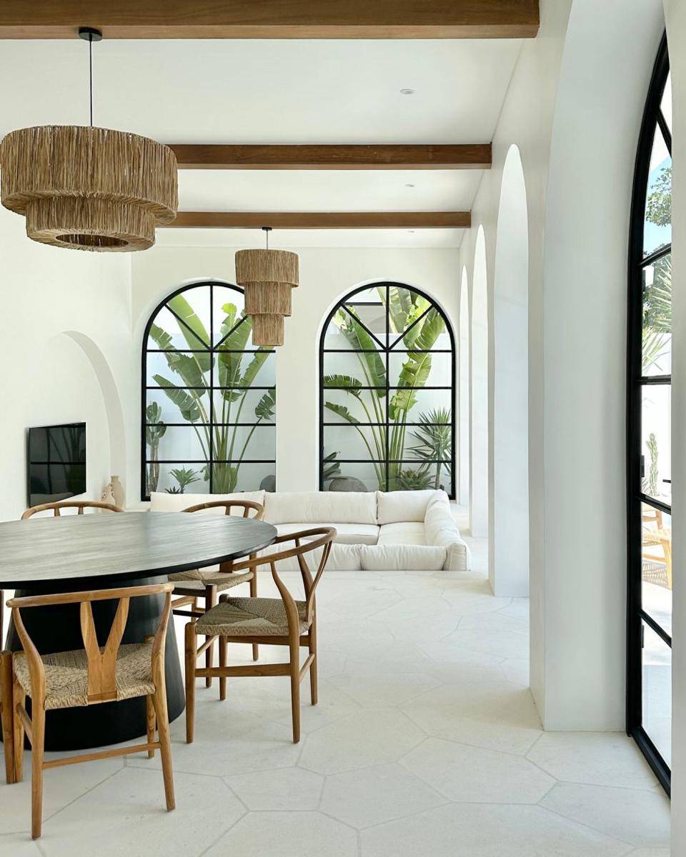 dekorasi rumah tropis (instagram.com/theyoungvillas)