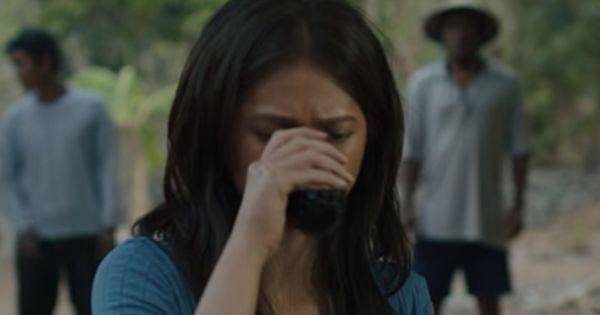 Mila meminum kopi pahit yang dianggapnya manis ( Dok.  MD Pictures / Badarawuhi Di Desa Penari )