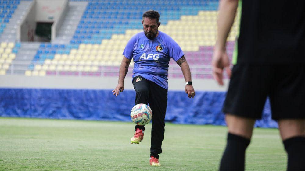 Fisioterapi Persik Kediri, Marcelo Araujo saat mengikuti sesi latihan. instagram.com/persikfcofficial