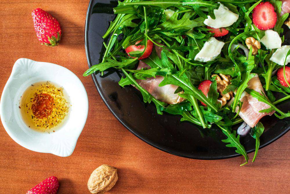 ilustrasi arugula (unsplash.com/martin becker)