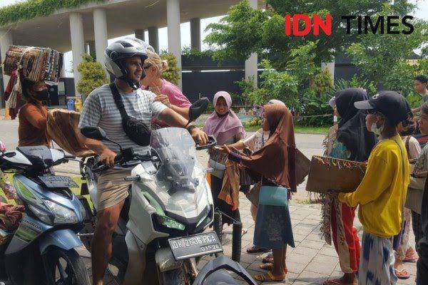 Anak-anak menjual suvenir kepada turis asing di Pantai Kuta Mandalika, Lombok Tengah. (IDN Times/Muhammad Nasir)