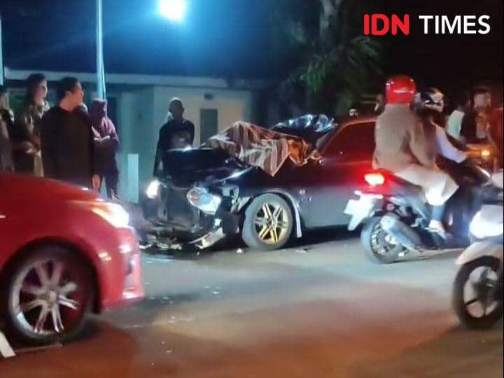 Mobil yang alami ringsek saat kecelakaan adu banteng di jalan raya Tinggarjaya, Jatilawang, Minggu (14/4/2024).(IDN Times/Cokie Sutrisno)