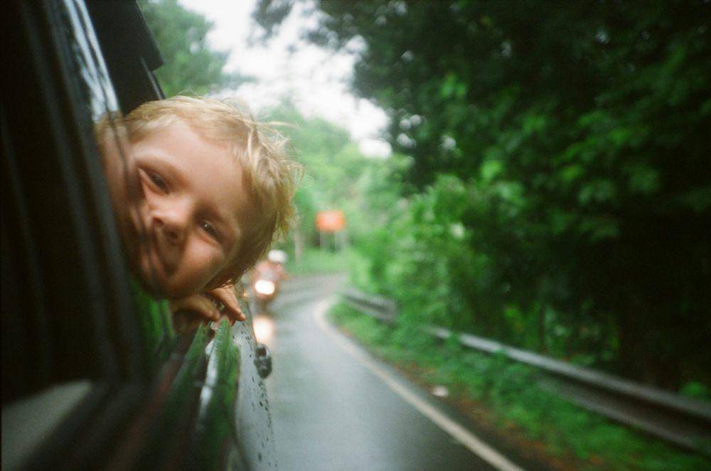 ilustrasi anak senang berada di dalam mobil (unsplash.com/Anton Luzhkovsky)