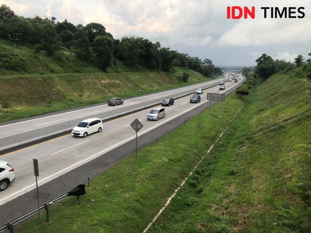 Pantauan arus balik kendaraan yang melintas di tol Solo-Semarang, Sabtu (13/4/2024). (IDN Times/Bandot Arywono)