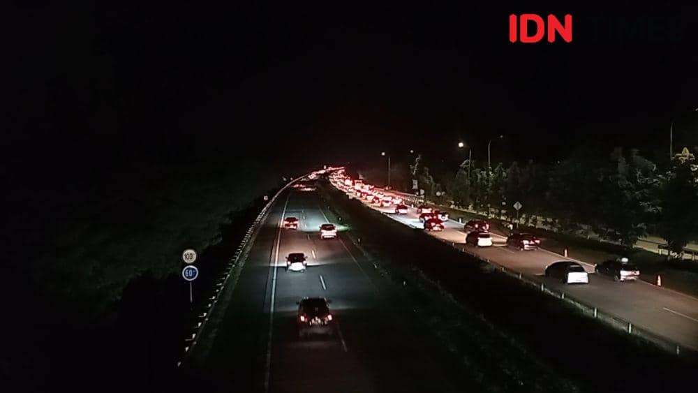 Inin Nastain IDN Times Jabar/ Lalu lintas jalur A Cipali Minggu malam padat