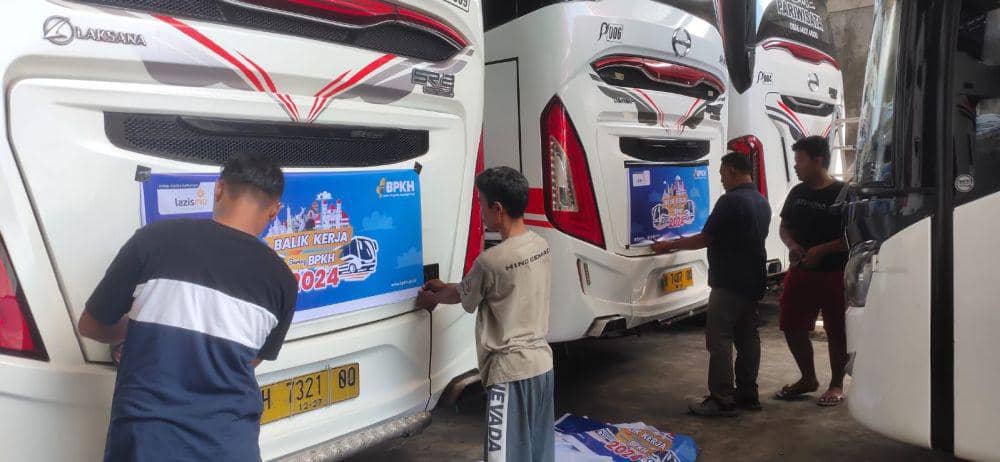 Sejumlah pengurus Lazismu saat memasang tanda khusus pada bus yang akan dipakai untuk pemulangan para pemudik. (IDN Times/Dok Lazismu Jateng)