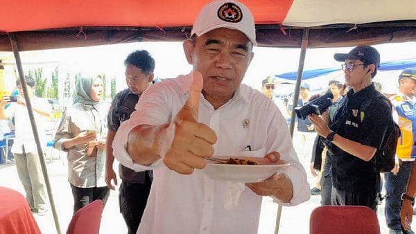 Menko PMK dan Menhub Icip-icip Dapur Lapangan Brimob, Kasih Jempol