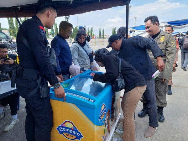 Pemudik di Pelabuhan Panjang Dikasih Es Krim dari Menteri