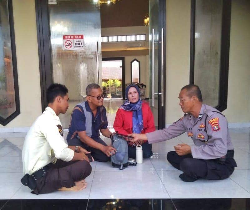 Polisi Lamteng Kembalikan Tas Pemudik Berisi Ratusan Juta Rupiah