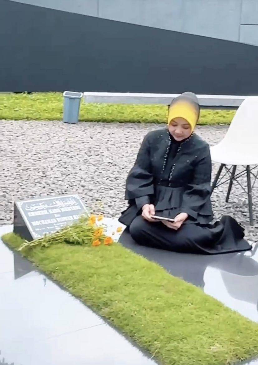 potret Atalia Praratya ziarah ke makam Eril (Instagram.com/ataliapr)