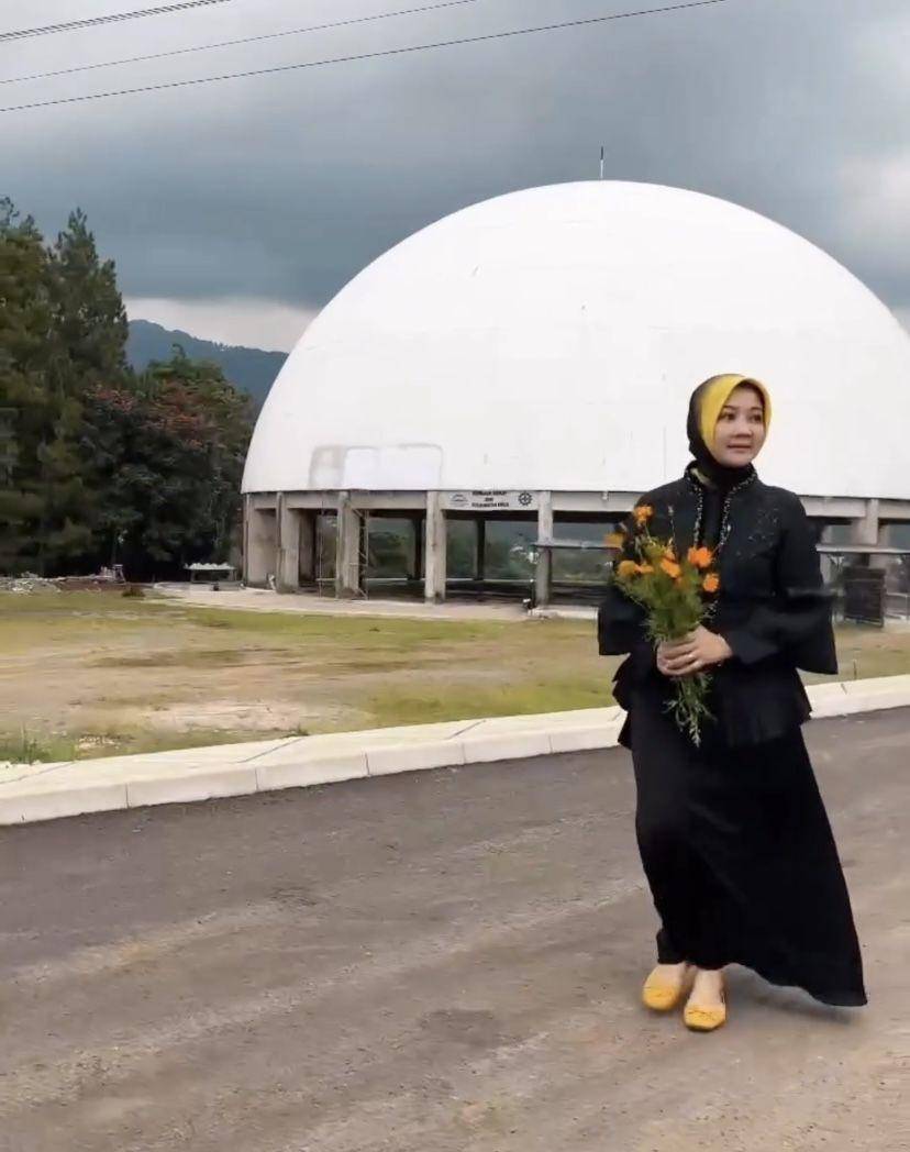 potret Atalia Praratya ziarah ke makam Eril (Instagram.com/ataliapr)