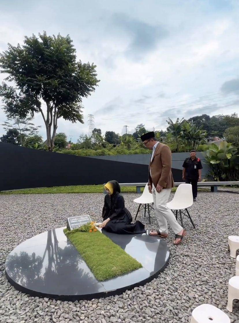 potret Atalia Praratya ziarah ke makam Eril (Instagram.com/ataliapr)