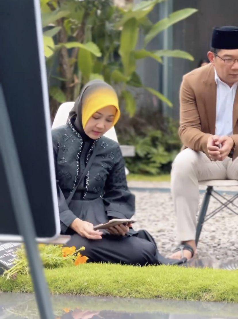 potret Atalia Praratya ziarah ke makam Eril (Instagram.com/ataliapr)