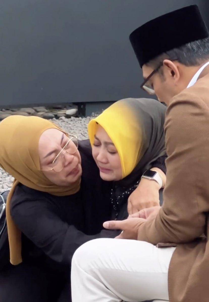 potret Atalia Praratya ziarah ke makam Eril (Instagram.com/ataliapr)