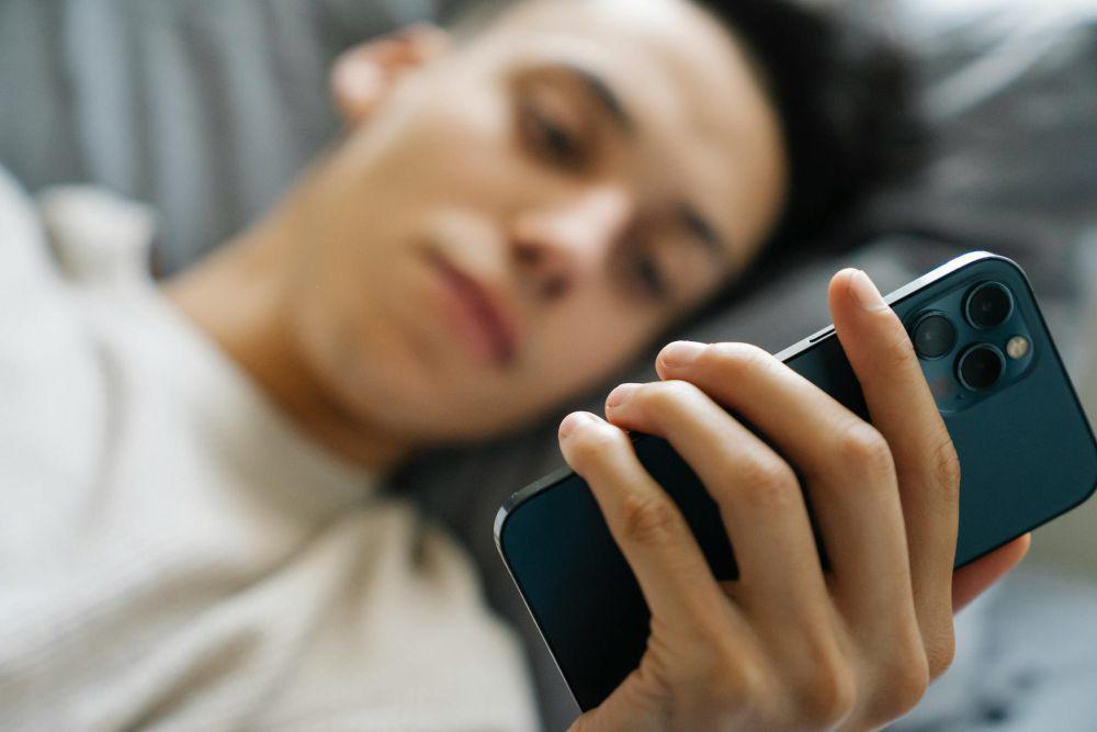 4 Cara Bijak Menghadapi Orang yang Lama Membalas Pesan