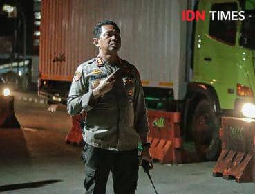 kapolresta Banyumas Eddy Suranta Sitepu nampak memimpin jalan pengaturan arus lalulitas mudik balik di Persimpangan tiga Ajibarang, Minggu (14/4/2024).(IDN Times/Cokie Sutrisno)