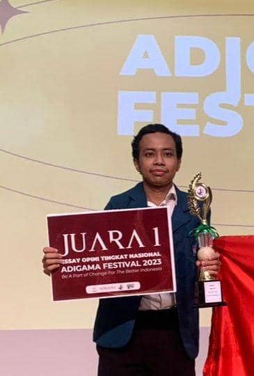 Rodrikson Alpian Medlino, seorang mahasiswa FH Unila 2020 berhasil raih 50 prestasi selama kuliah di Unila (officialunila)