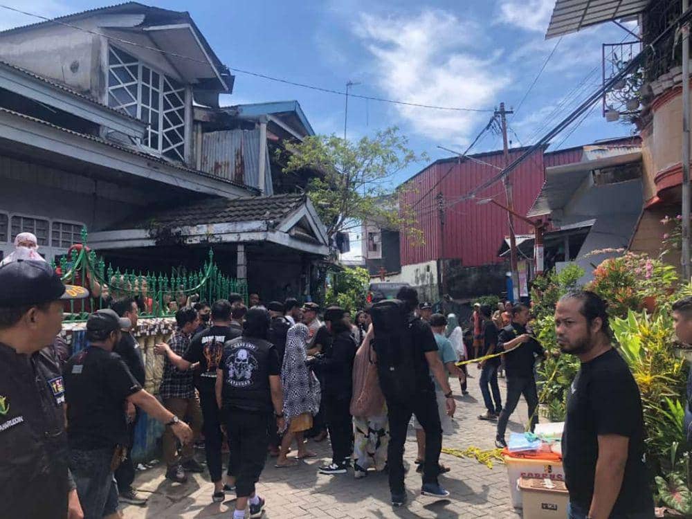 Mayat seorang perempuan diduga dicor di Jalan Kandea, Makassar, Minggu (14/4/2024)/Istimewa