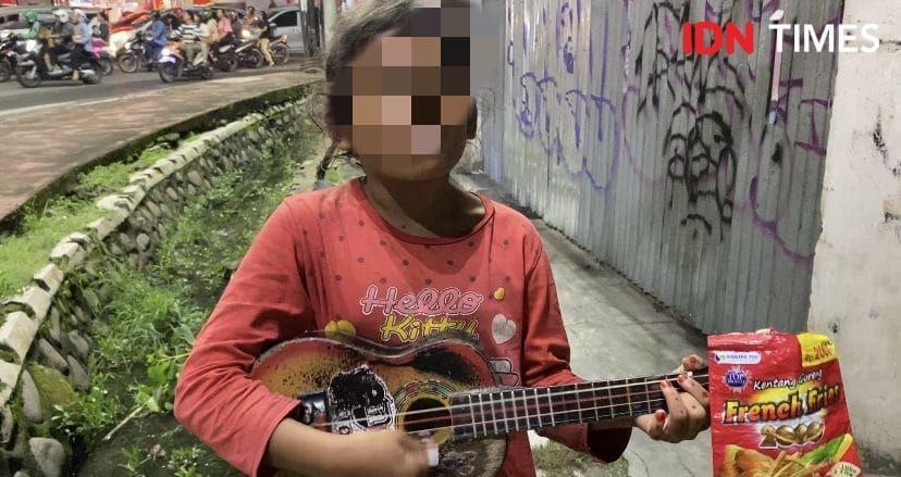 Sekeluarga Hidup di Jalanan: Ibu-Anak Mengamen, Ayah Manusia Silver