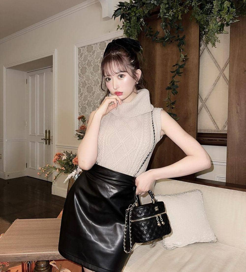 Momo Ito (instagram.com/__peachstagram__)