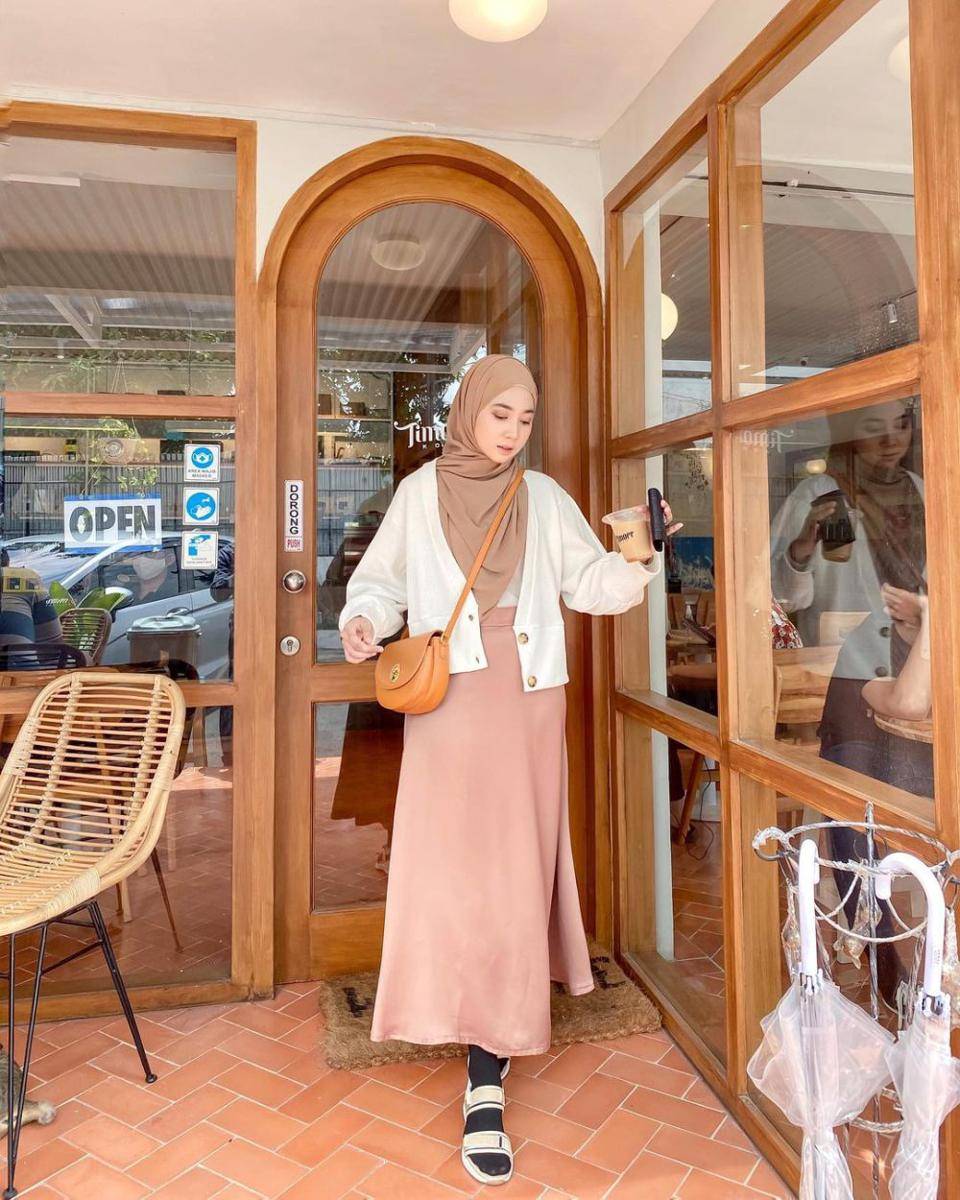 ide styling rok pink ala Richa Etika (instagram.com/richaeu)