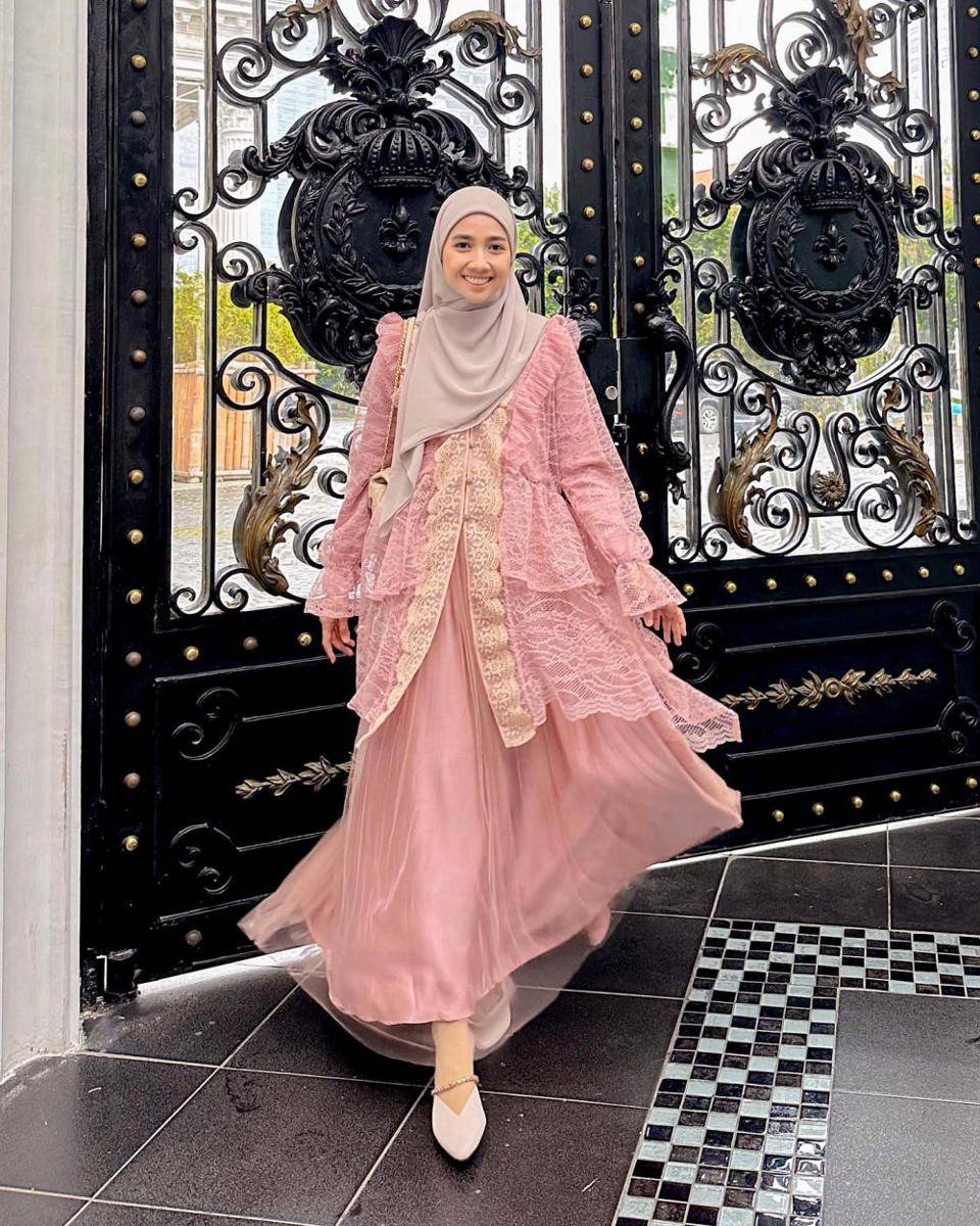 ide styling rok pink ala Richa Etika (instagram.com/richaeu)