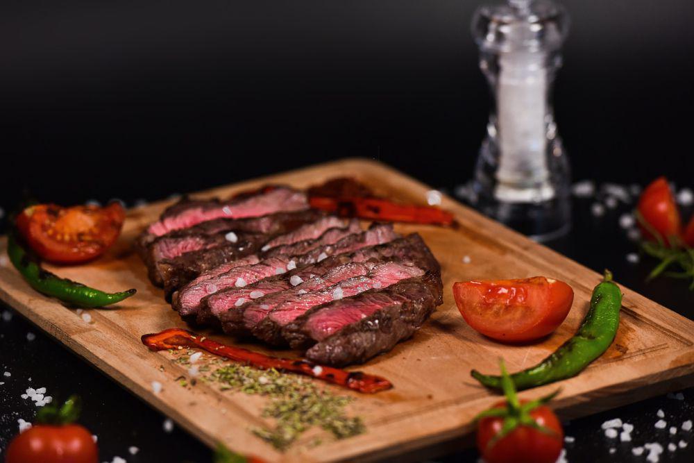 ilustrasi daging sapi yang dimasak dengan metode pan seared (pixabay.com/Emrevonal)