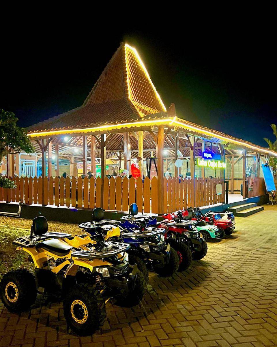 Latar Ombo Resto (instagram.com/lataromboresto)