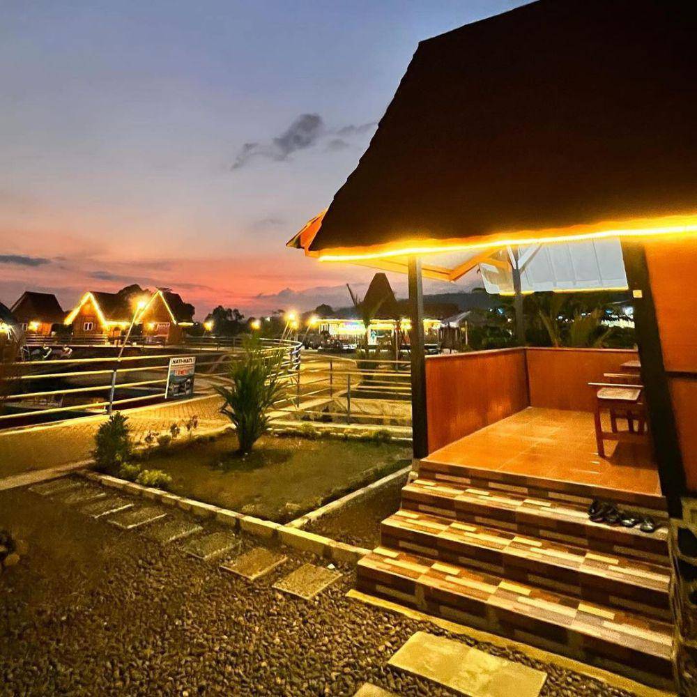 Latar Ombo Resto (instagram.com/lataromboresto)