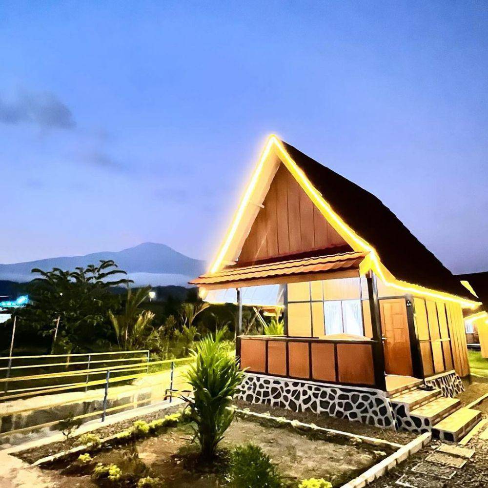 Latar Ombo Resto (instagram.com/lataromboresto)