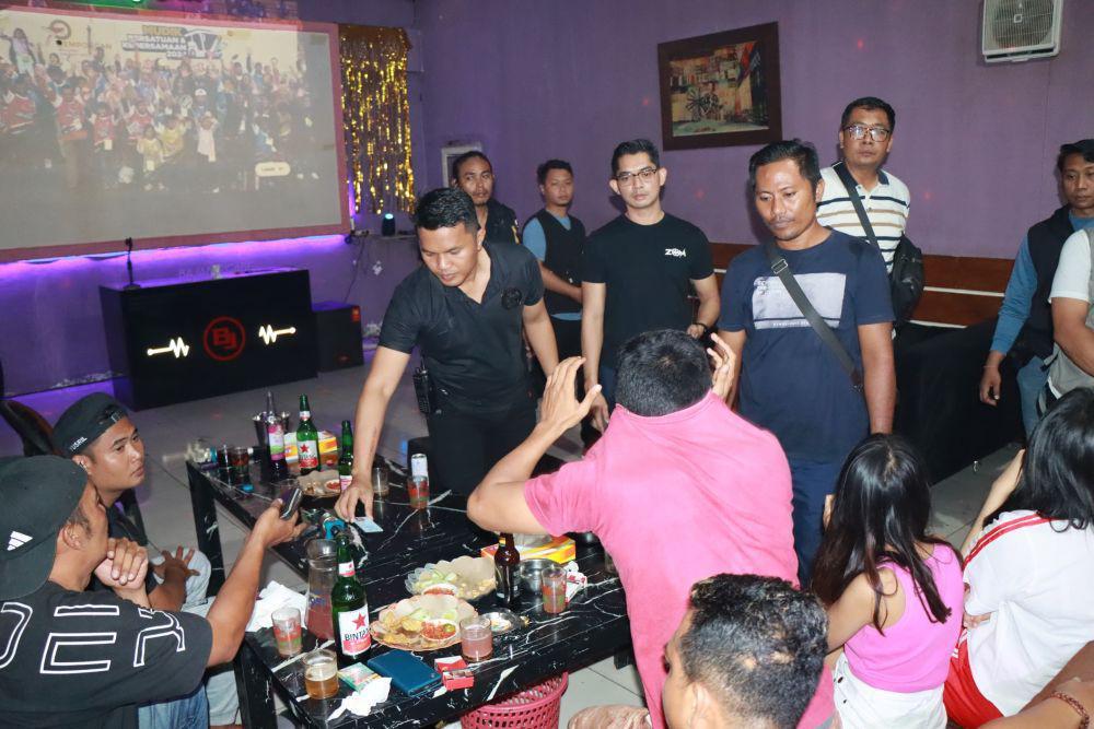 Polisi Gerebek Kafe di Mataram yang Pekerjakan Anak Jadi Partner Song