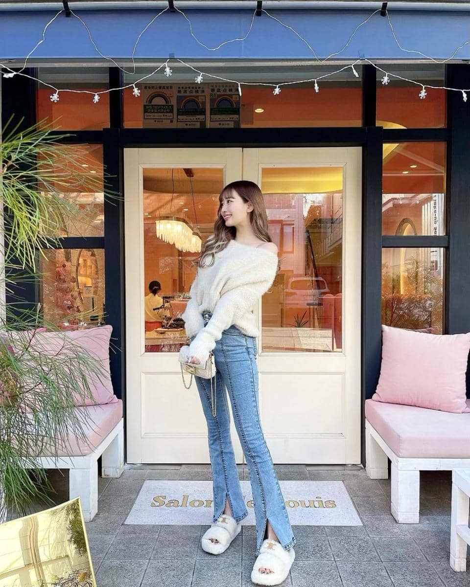Momo Ito (instagram.com/__peachstagram__)
