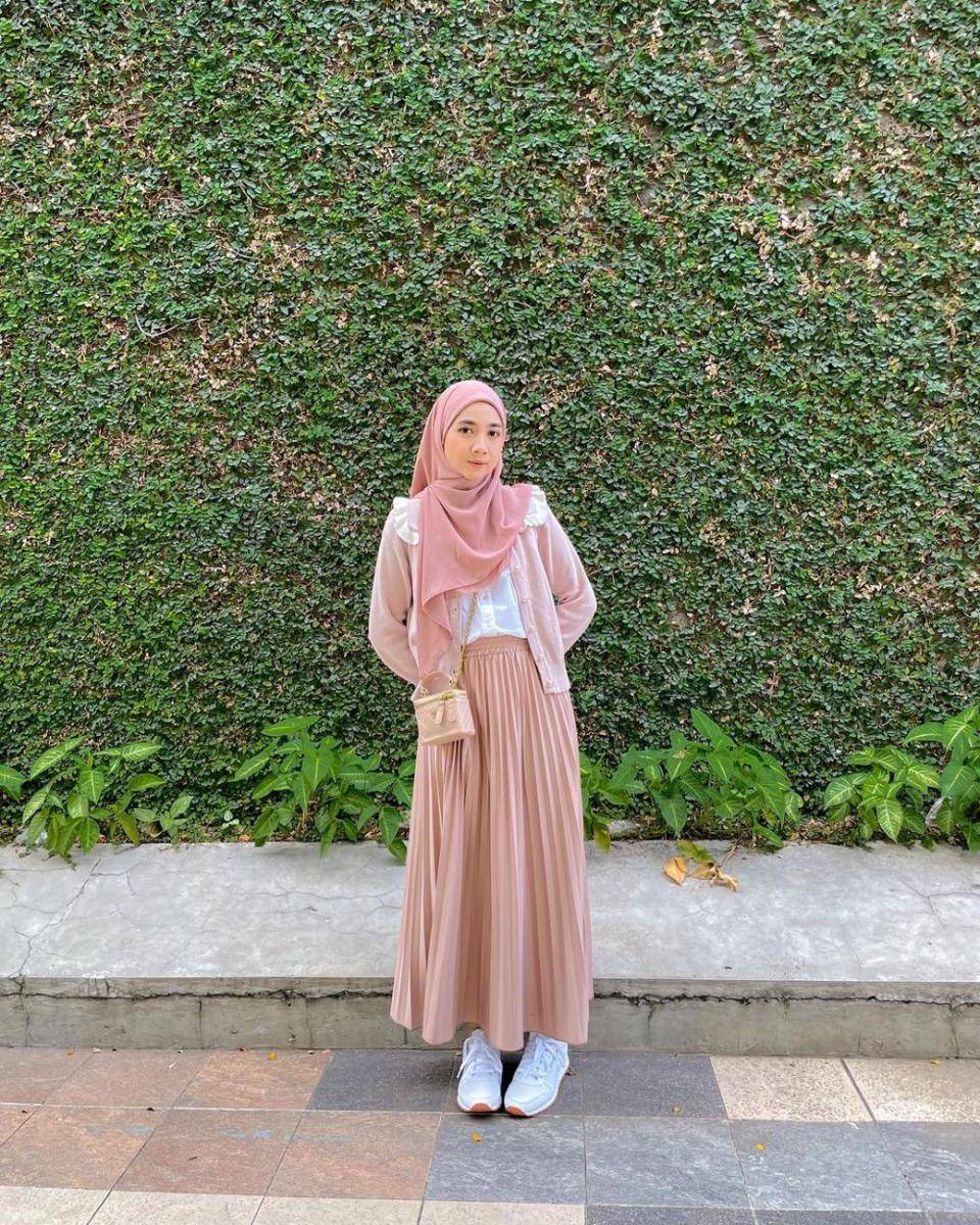 ide styling rok pink ala Richa Etika (instagram.com/richaeu)