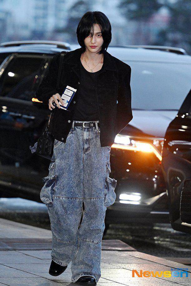 celana oversized ala Wonbin RIIZE (dok. m.news.nate.com/Lee Jisoojin)