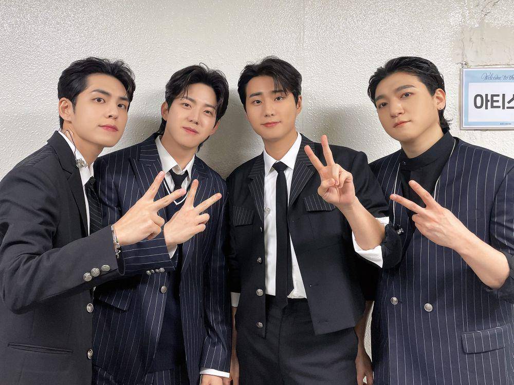 DAY6 (twitter.com/day6official)