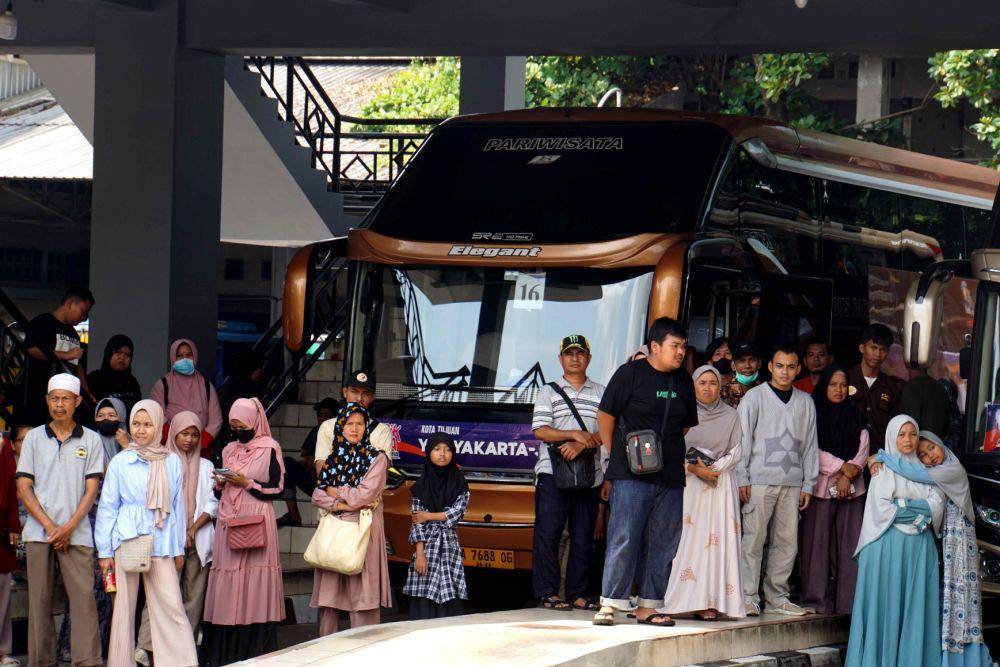 Pelepasan peserta arus balik gratis di Terminal Giwangan Yogyakarta, Senin (15/4/2024). (Dok. Istimewa)