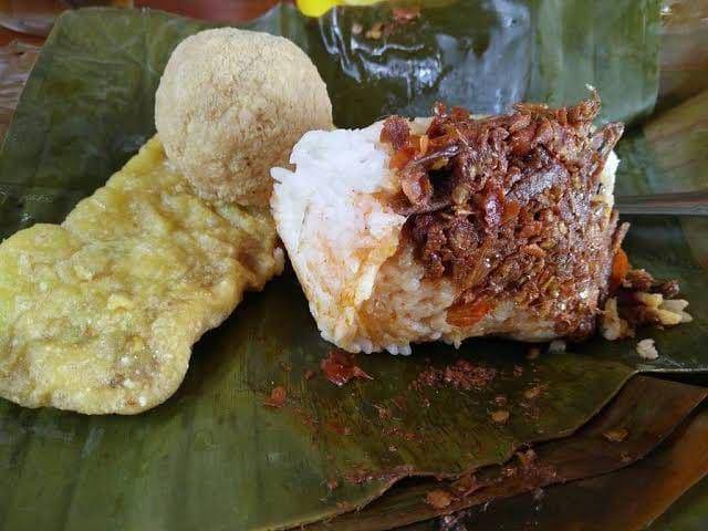 nasi gegok dan gorengan (instagram/desi_putra_ikwidera)